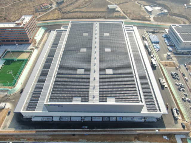 현대엘리베이터 충주 스마트 캠퍼스 내 물류센터 지붕에 설치된 태양광 발전시설