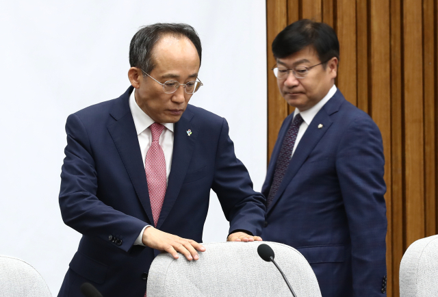 추경호 국민의힘 원내대표와 정점식 정책위의장이 7일 오전 서울 여의도 국회에서 열린 원내대책회의에 참석하고 있다. 뉴스1