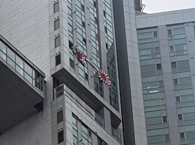 현충일인 6일 부산 수영구의 한 주상복합건물 고층 창문에 일본 군국주의 상징인 욱일기가 내걸려 있다. 부산=연합뉴스