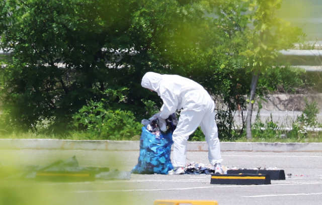 2일 경기도 시흥시 한 쇼핑몰 주차장에서 관계자가 북한이 살포한 것으로 추정되는 오물 풍선 잔해를 수거하고 있다. 연합뉴스