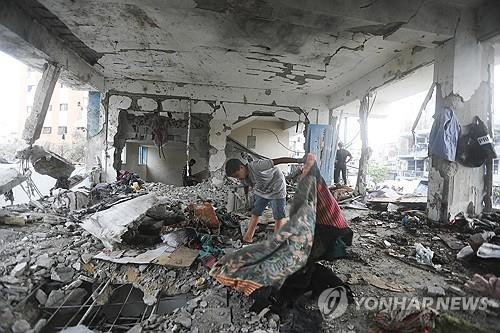 이스라엘 공습을 받은 가자지구 누세라이트 난민촌 학교. AP연합뉴스