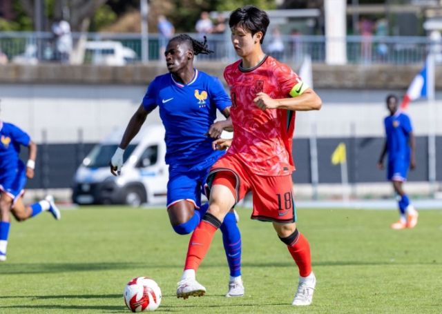 한국 축구 21세 이하(U-21) 선발팀 정성우가 드리블을 하고 있다. 사진 제공=대한축구협회