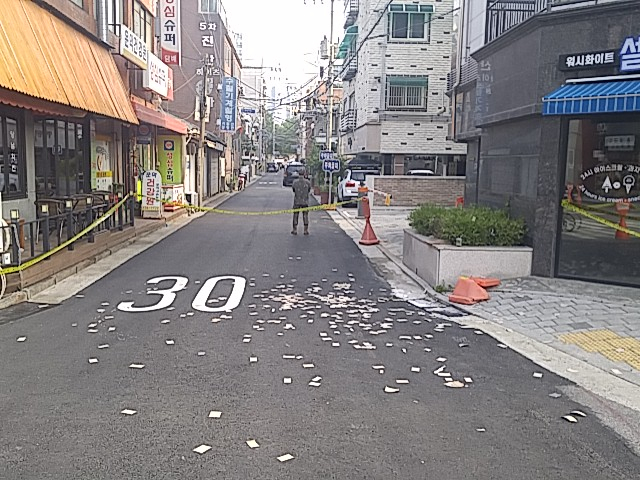 중랑구 신내동에서 발견된 북한의 대남 오물풍선 낙하물. 사진 제공=합참