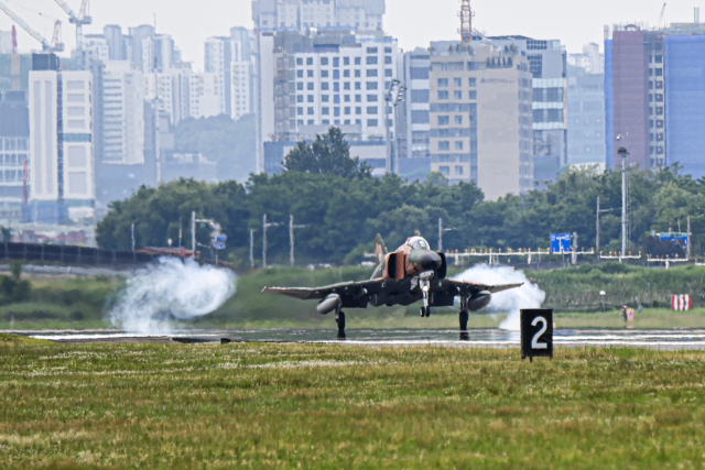 : 공군의 F-4E 팬텀 전투기가 7일 수원기지에서 거행된 ‘F-4 팬텀 퇴역식’에서 마지막 비행을 마치고 활주로에 착륙하고 있다. 사진 제공=공군