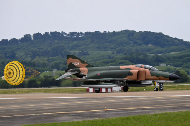 공군의 F-4E 팬텀 전투기가 7일 수원기지에서 거행된 ‘F-4 팬텀 퇴역식’에서 마지막 비행을 마치고 활주로에 착륙한 후 임무 종료 신고를 위해 행사장으로 이동하고 있다. 이날 비행을 끝으로 지난 1969년 8월 29일 도입된 이후 55년간 대한민국의 영공을 굳건히 지켜온 F-4 팬텀의 임무가 모두 종료됐다. 사진 제공=공군