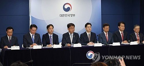 (서울=연합뉴스) 최재구 기자 = 박상우 국토교통부 장관(왼쪽 네 번째)이 22일 종로구 정부서울청사 브리핑실에서 1기 신도시 선도지구 선정계획 발표 브리핑을 하고 있다. 2024.5.22 jjaeck9@yna.co.kr