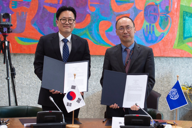 7일 금철완 경기도 노동국장과 이상헌 ILO 고용정책국장이 업무협약을 체결하고 기념촬영을 하고 있다. 사진 제공=경기도