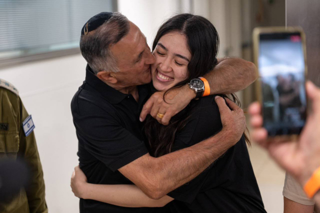 지난해 10월 팔레스타인 무장 정파 하마스에 납치됐던 이스라엘 여성 인질이 8일(현지 시간) 이스라엘 라마트간 셰바 병원에서 아버지와 재회한 뒤 끌어안고 생환의 기쁨을 나누고 있다.UPI연합뉴스