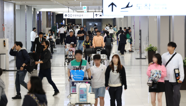 어린이날 연휴 마지막 날인 6일 서울 강서구 김포공항 국내선 입국장에서 여행객들이 입국하고 있다. 연합뉴스