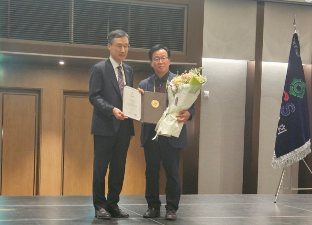 강영수(오른쪽) 한국에너지공대 교수가 지난 4월 26일 수원 컨벤션센터에서 ‘2024 대한화학회 학술상’을 수상하고 기념촬영을 하고 있다. 사진 제공=켄텍