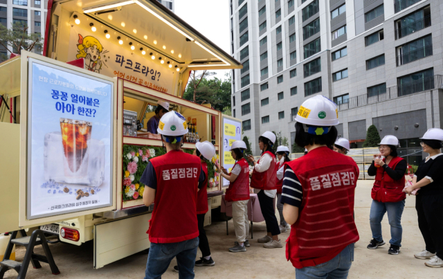 경기 의정부시 신곡동 ‘e편한세상 신곡 파크프라임’ 아파트 건설 현장에서 DL이앤씨 직원들이 지난 7일 입주예정자협의회가 지원한 커피차를 이용하고 있다. 사진제공=DL이앤씨