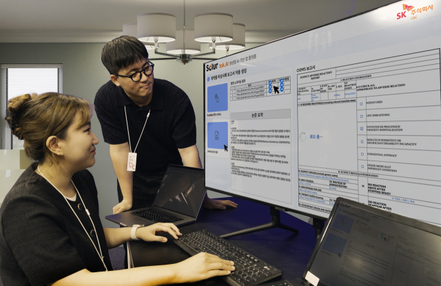 SK C&C 직원들이 엔터프라이즈 AI 솔루션 '솔루어'를 활용한 '생성형 AI 의약품 이상사례 보고서' 데모 버전을 시연하고 있다. 사진 제공=SK C&C