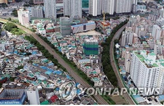 부산 도심을 가르는 경부선 철로. 연합뉴스