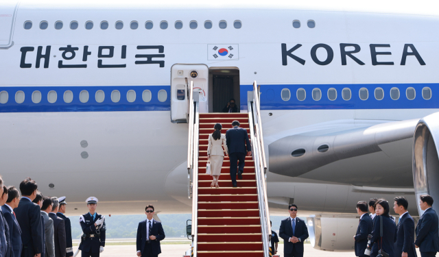 윤석열 대통령과 부인 김건희 여사가 10일 경기 성남 서울공항에서 투르크메니스탄, 우즈베키스탄, 카자흐스탄 등 중앙아시아 3개국 방문차 출국하며 전용기인 공군 1호기에 오르고 있다. 연합뉴스