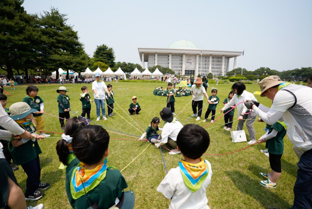 10일 국회의사당 잔디마당에서 열린 제3회 대한민국 유아숲교육대회에서 어린이들이 해오름놀이를 하고 있다. 사진제공=산림청