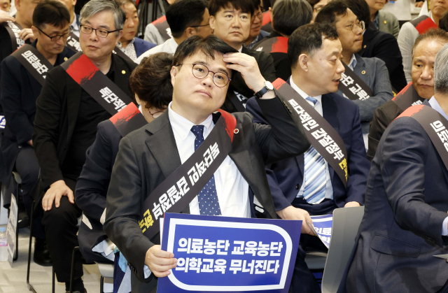 임현택 대한의사협회(의협) 회장이 9일 서울 용산구 대한의사협회에서 열린 전국의사대표자대회에서 이마를 만지고 있다. 권욱 기자