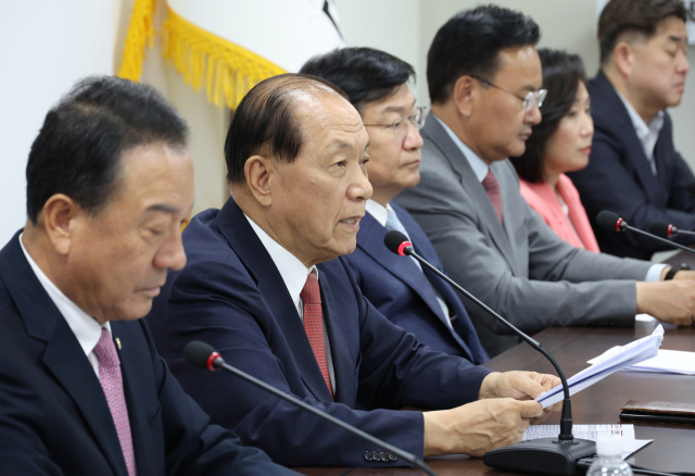 황우여 국민의힘 비상대책위원장이 10일 여의도 당사에서 열린 비대위 회의에서 발언을 하고 있다. 연합뉴스