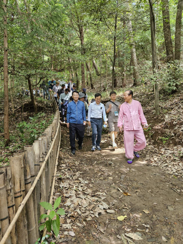 김동연 경기도지사가 10일 오전 강진원 강진군수 등과 함께 강진군 ‘사색의 길’을 걷고 있다. 사진 = 손대선 기자