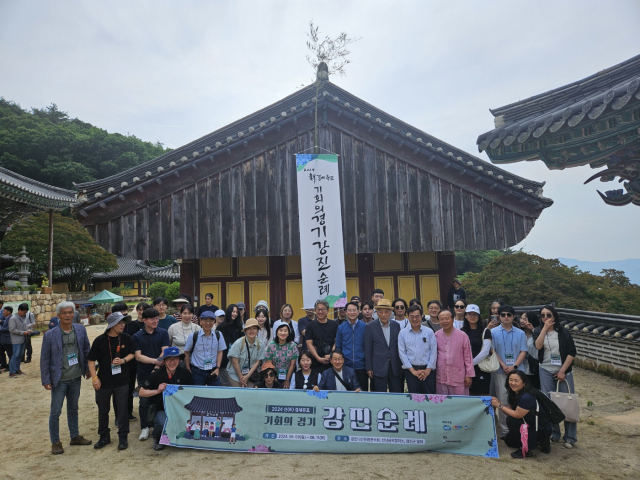 김동연 경기도지사가 10일 오전 강진군 백련사에서 MZ세대 도 공무원 등과 기념촬영을 하고 있다. 사진 = 손대선 기자