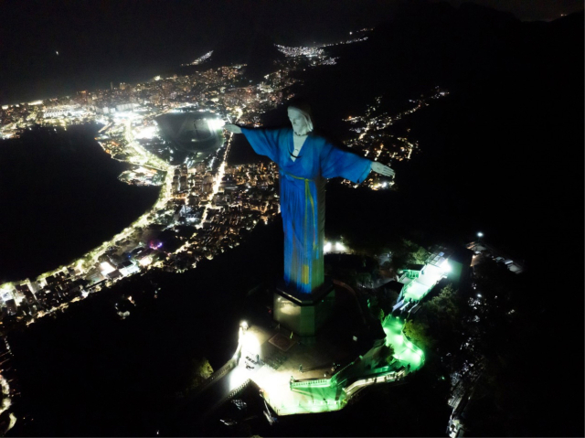 이미지를 투사하는 프로젝션 매핑(Projection Mapping)으로 진주실크 한복을 입은 브라질 리우 예수상. 사진제공=진주시