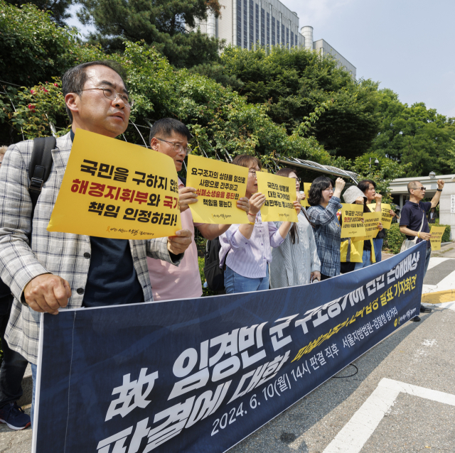 10일 서울 서초구 서울중앙지법 앞에서 4월 16일의 약속 국민연대 주최로 열린 고 임경빈 군 구조 방기 손해배상 판결 관련 피해 가족과 시민의 입장 발표 기자회견에서 임 군의 어머니 전인숙 씨를 비롯한 참석자들이 진상 규명과 책임자 처벌을 촉구하는 구호를 외치고 있다. 연합뉴스