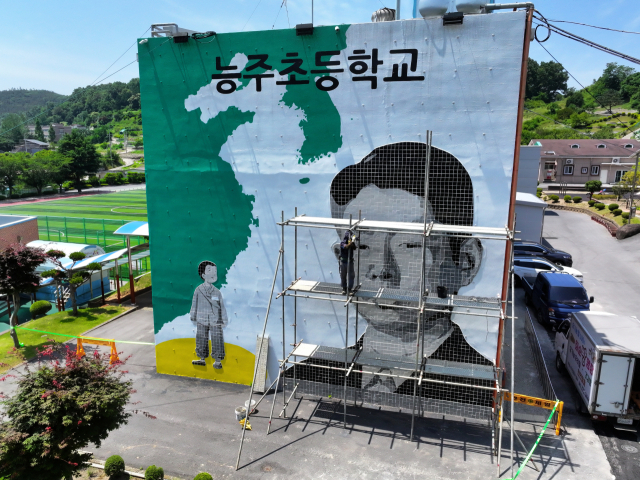 10일 전남 화순군 능주면 능주초교에서 이념 논쟁이 불거진 정율성 벽화 철거 작업이 이뤄지고 있다. 정율성은 능주초 졸업생이다. 중국 3대 음악가로 알려진 정율성은 한중 우호 교류의 상징으로 각종 기념시설이 마련돼왔지만 북한과 중국에서의 행적이 논란이 됐다. 화순=연합뉴스