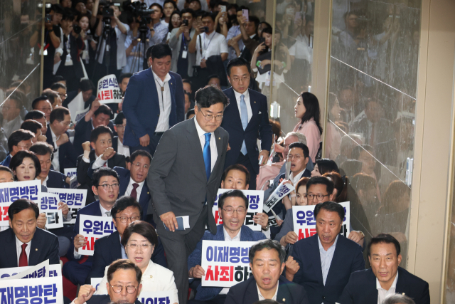 박찬대 더불어민주당 원내대표가 10일 오후 국회의장실을 항의 방문한 국민의힘 의원들 사이를 뚫고 의장실로 들어가고 있다. 연합뉴스