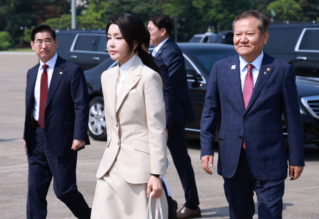 윤석열 대통령의 부인 김건희 여사가 투르크메니스탄, 우즈베키스탄, 카자흐스탄 등 중앙아시아 3개국 순방을 위해 10일 경기 성남 서울공항에 도착해 전용기인 공군 1호기로 향하고 있다. 연합뉴스