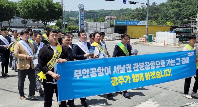 전남도가 지난달 24일 무안군 무안읍 전통시장에서 ‘광주 민간·군 공항 통합 이전’ 관련 정확한 정보 제공을 위해 광주시와 함께 ‘현장 소통 홍보 캠페인’을 펼치고 있다. 사진 제공=전라남도