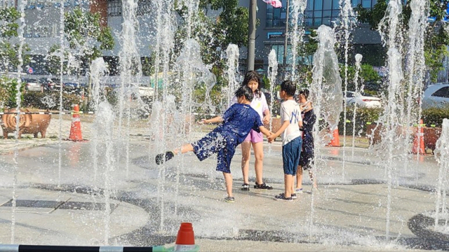 경남 진주시가 7월부터 운영하는 공원 물놀이장 바닥분수. 사진제공=진주시