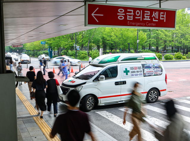 서울의대 교수와 대한의사협회(의협)의 집단휴진 계획 발표에 이어 전국의과대학교수협의회(전의교협) 등이 동참 여부를 논의하기로 하는 등 의정갈등이 격화하고 있는 가운데 11일 오전 서울 시내 한 대형병원에서 내원객, 의료진 등이 응급실 앞을 지나고 있다. 연합뉴스