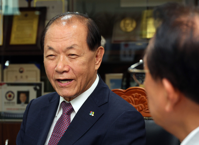 황우여 국민의힘 비상대책위원장이 11일 서울 용산구 대한노인회에서 김호일 대한노인회장과 대화하고 있다. 연합뉴스