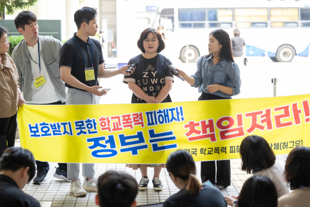 학교폭력 피해자 모친 이기철 씨가 11일 서초구 서울중앙지법에서 권경애 변호사를 상대로 낸 손해배상 소송을 마친 후 기자회견을 하고 있다. 서울중앙지법 민사85단독 노한동 판사는 이날 학교폭력 피해자 모친 이 씨가 권 변호사를 상대로 낸 손해배상 소송에서 원고 일부 승소로 판결했다. 연합뉴스