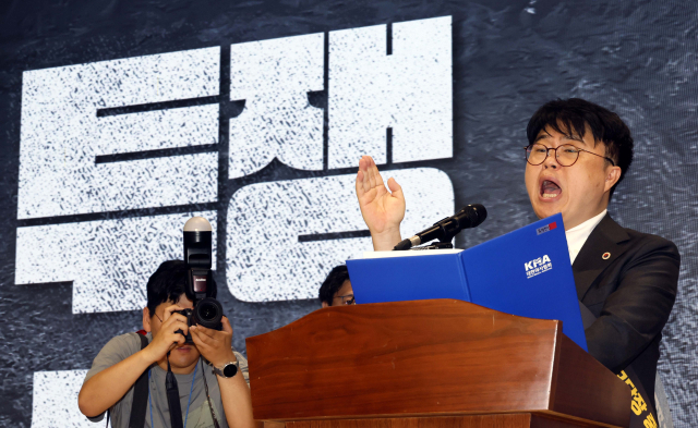 임현택 대한의사협회(의협) 회장이 9일 서울 용산구 대한의사협회에서 열린 전국의사대표자대회에서 발언하고 있다. 권욱 기자