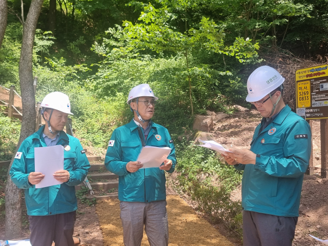 심상택(오른쪽 첫번째) 산림청 산림복지국장이 태백시 산사태 예방 사업지를 찾아 현장점검을 실시하고 있다. 사진제공=산림청