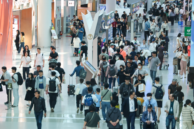 현충일 징검다리 연휴를 하루 앞둔 5일 오전 인천국제공항 제1여객터미널 면세구역이 여행객 등으로 붐비고 있다. 연합뉴스