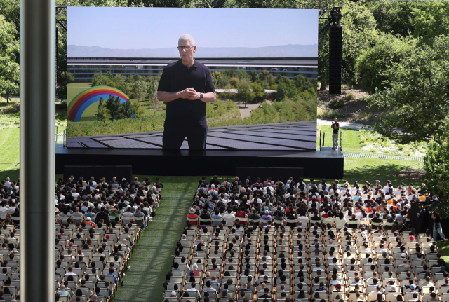 10일(현지 시간) 미국 캘리포니아 쿠퍼티노에서 열린 WWDC 2024에서 팀쿡 애플 CEO가 영상을 통해 인사하고 있다. AFP연합뉴스