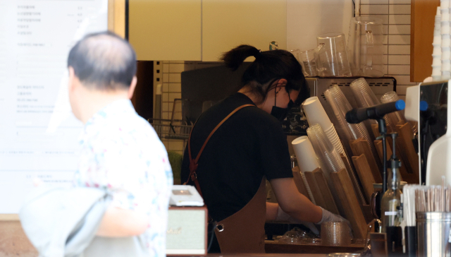 최저임금위원회 심의가 시작된 지난 달 21일 서울 종로구 한 커피전문점에서 종업원이 일을 하는 모습. 뉴스1