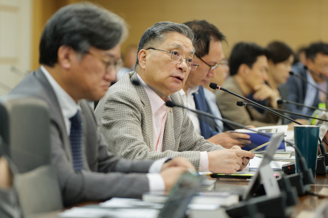 이한준 LH 사장이 10일 LH 진주 본사에서 열린 ‘공공주택 공급 촉진 점검회의’에서 발언하고 있는 모습. /사진 제공=LH