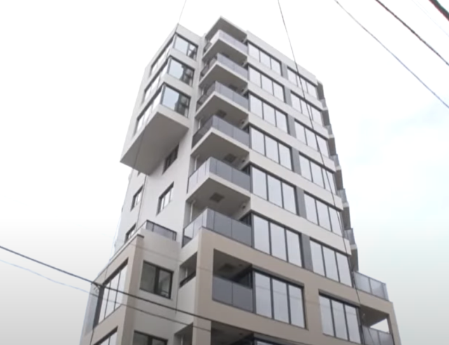 일본 건설사 세키스이하우스가 후지산 조망을 해친다고 판단, 완공 및 입주 직전 철거를 결정한 10층짜리 아파트 건물/TBS 방송 화면 갈무리
