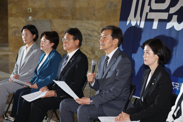 조국 조국혁신당 대표가 12일 오전 국회 로텐더홀에서 열린 최고위원회의에서 발언하고 있다. 연합뉴스