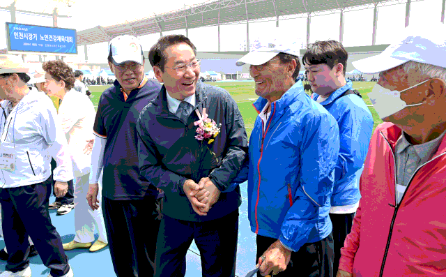 유정복 인천시장이 최근 인천아시아드 주경기장에서 열린‘2024년 인천시장기 노인건강체육대회’에 참석했다. 사진제공=인천시