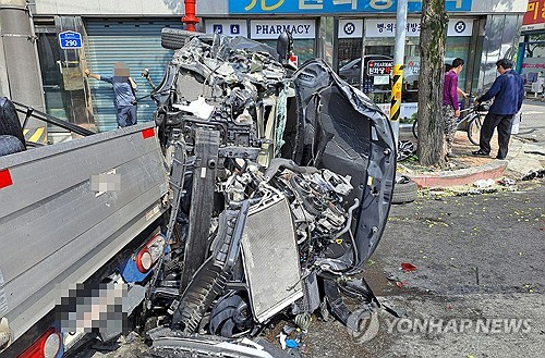 11일 오후 2시 48분께 전북 전주시 완산구 서완산동의 한 도로에서 SUV 차량이 차량 여러 대와 전신주를 들이받고 전도돼 있다. 사진 제공=전북소방본부