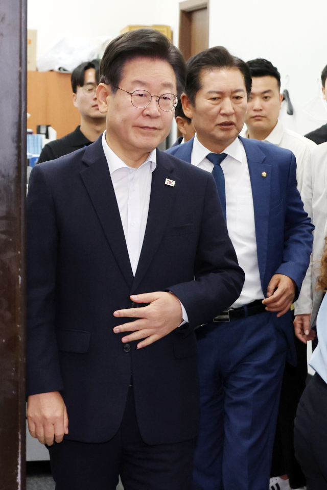 이재명(왼쪽) 더불어민주당 대표와 정청래 최고위원이 12일 오전 서울 여의도 국회에서 열린 최고위원회의에 참석하고 있다.