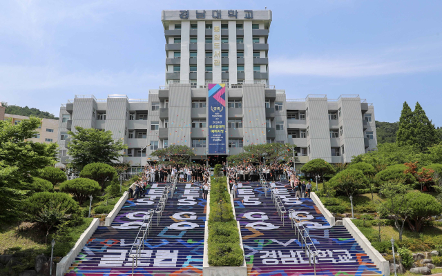 경남대학교가 지난 10일 글로컬대학30 본지정을 기원하며 종이비행기를 날리는 퍼포먼스를 하고 있다. 사진제공=경남대학교