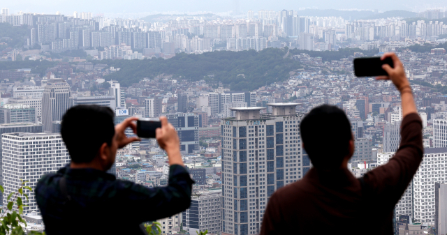 서울 남산에서 바라본 도심에 아파트 단지가 보이고 있다. /뉴스1