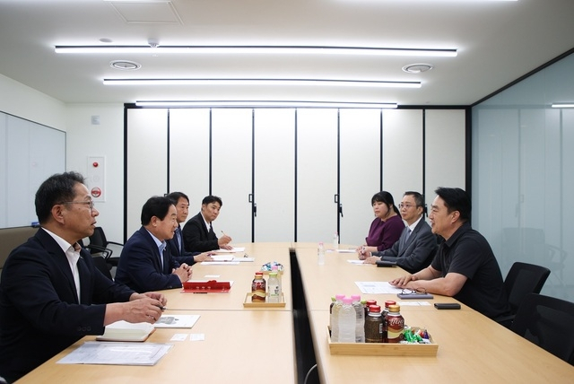 주광덕 남양주시장(왼쪽)이 지난 10일 성남 판교 소재 넥스트칩 본사를 찾아 한국팹리스산업협회와 환담회를 가졌다. 사진 제공=남양주시