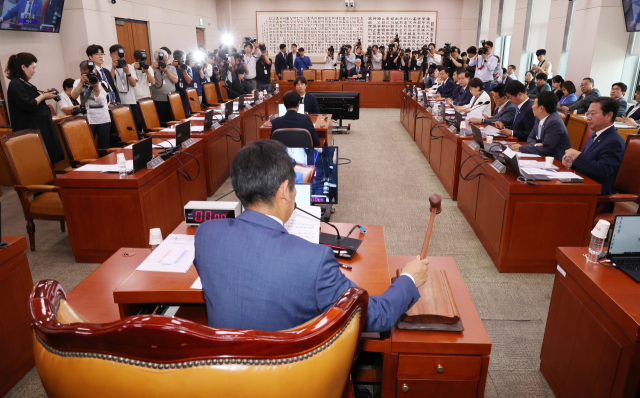 더불어민주당 소속 정청래 법제사법위원장이 12일 국회에서 열린 법사위 전체회의에서 의사봉을 두드리고 있다. 야당이 단독으로 구성한 22대 국회 11개 상임위원회에 사임계를 제출한 국민의힘 위원들의 자리는 비어 있다. 연합뉴스