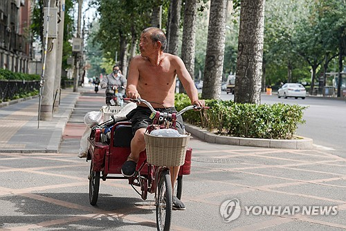 노인도 웃통 벗고 다니네…'이 나라' 폭염 이 정도였다니