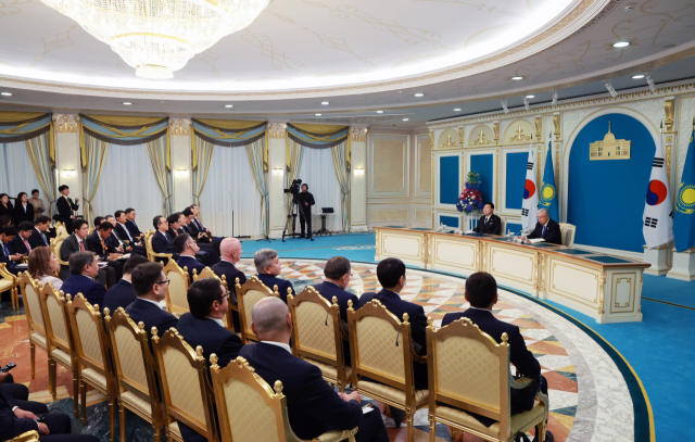 카자흐스탄을 국빈 방문 중인 윤석열 대통령이 12일(현지시간) 카자흐스탄 아스타나 대통령궁에서 카심-조마르트 토카예프 카자흐스탄 대통령과 공동언론발표를 하고 있다.